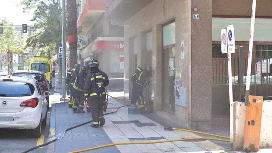 Arde un cuadro eléctrico en un edificio de la calle 1º de Mayo