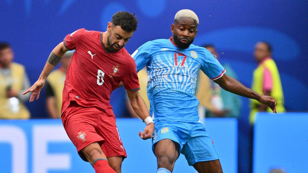 Bruno Fernandes y Cédric Bakambu disputan un balón en el Portugal-RD Congo del Mundial 2026