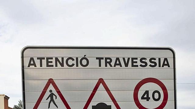Una señal de acceso con el nombre en castellano tachado. | PERALES IBORRA