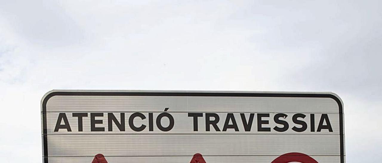 Una señal de acceso con el nombre en castellano tachado. | PERALES IBORRA
