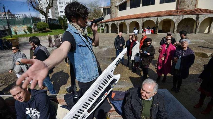 Uno de los músicos de la charanga anima a los asistentes al parque de Campolongo. // Gustavo Santos