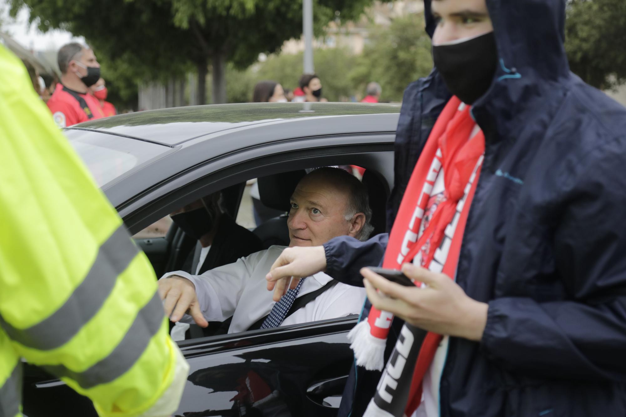 La afición del Real Mallorca recibe a los jugadores en Son Moix pese a la lluvia