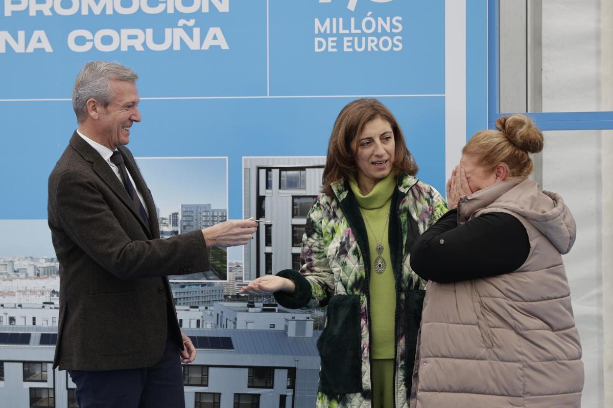 Alfonso Rueda y Ángeles Vázquez entregan las llaves de su vivienda de protección a una beneficiaria en Xuxán (A Coruña)