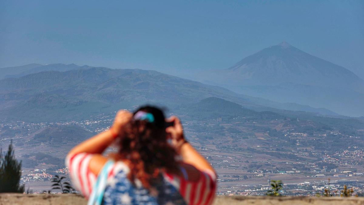 La calima difumina el Teide en una imagen tomada desde un mirador de La Laguna.