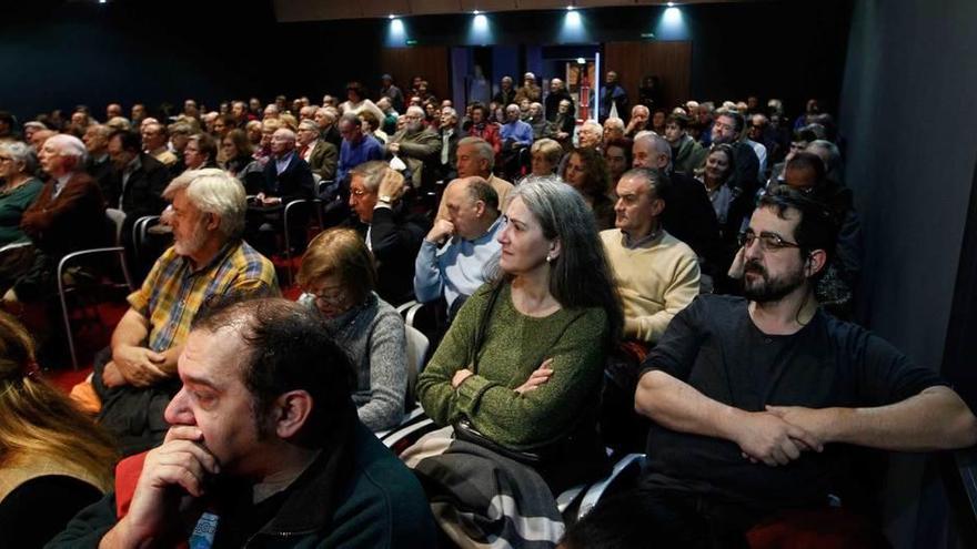 Público que abarrotó ayer el Club Prensa Asturiana de LA NUEVA ESPAÑA.