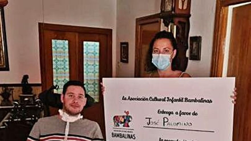 La asociación Bambalinas aporta 1.532 euros para la silla de José Palomino