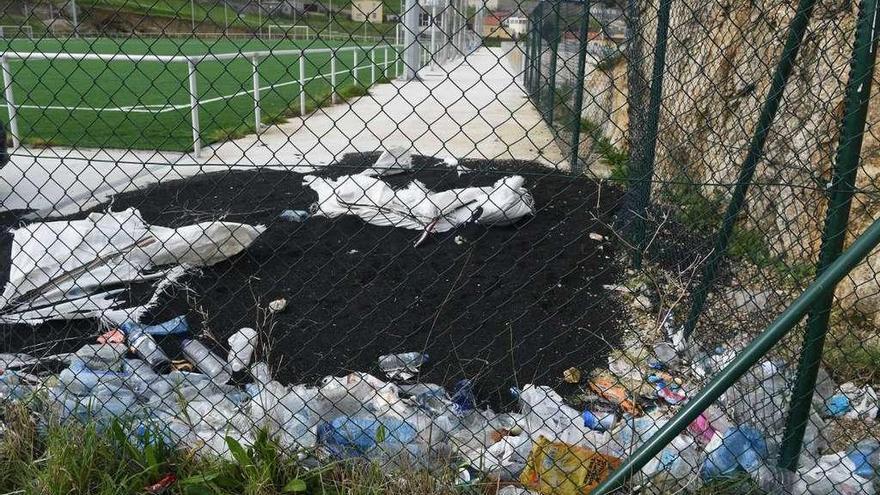 Basura acumulada en los campos de fútbol de San Pedro de Visma, que se suma a los daños existentes.