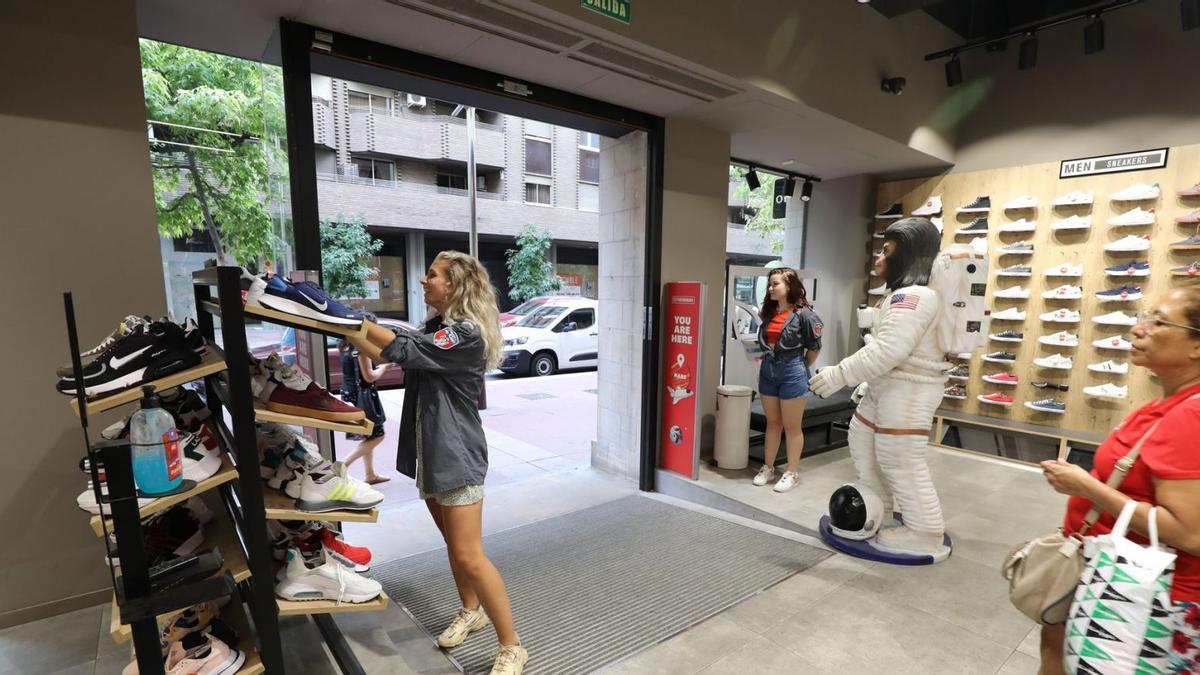 En la tienda Foot on Mars, en el paseo de Las Damas, esperan que baste con su cortina de aire para evitar la instalación de una puerta. | ÁNGEL DE CASTRO