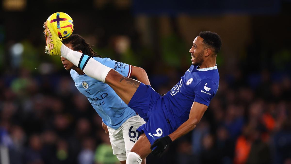 Aubameyang controla el balón ante Aké, el defensa del City, en un partido con el Chelsea.