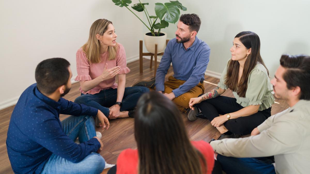 La enfermera especialista en salud mental presta asistencia a la persona, familia y comunidad para promover y fomentar una buena salud mental