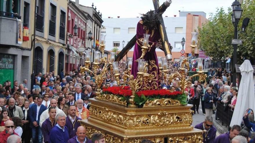 La procesión del Ecce Homo por la calle Fray Ramón de Noreña.