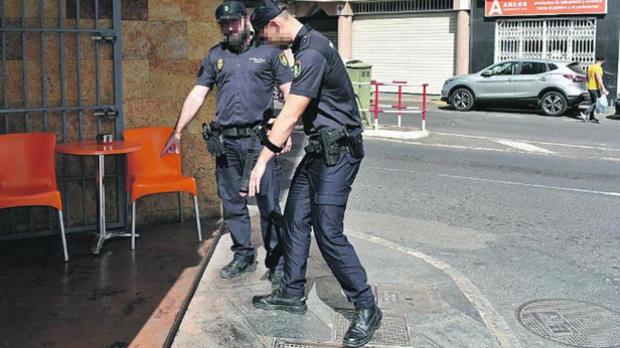 Arturo Fernández (izquierda) y Pablo R. (con un venda de torniquete) señalan el lugar en el que estaba el ladrón herido.