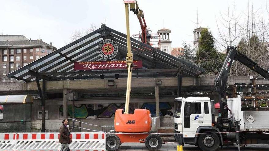 Operarios retiran cristales de la techumbre, tras detectarse peligro de desprendimiento en febrero.