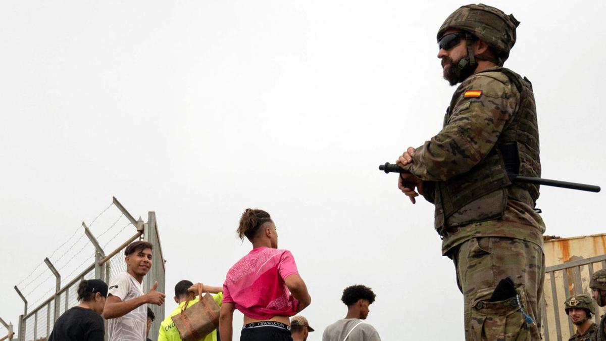 Migrants tornen al Marroc des de Ceuta després d’haver creuat la frontera, ahir. | JORGE GUERRERO / AFP