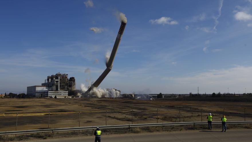 Este ha sido el momento en el que era derribada la chimenea de la Central Térmica de Andorra