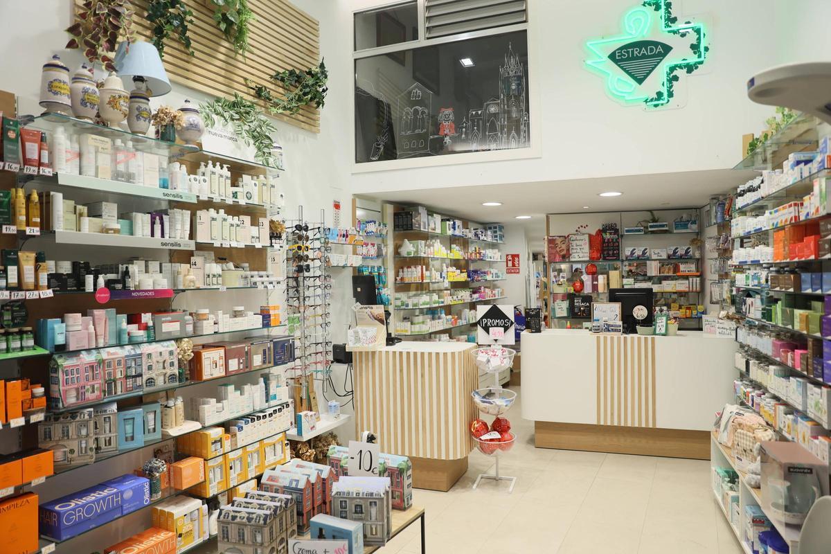 Interior de la farmacia, con un guiño a Oviedo en el cristal superior.