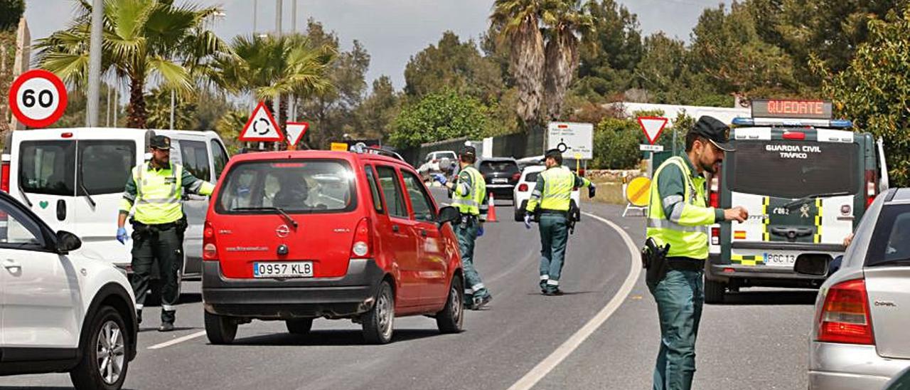 Control de tráfico en una carretera de Eivissa durante el confinamiento.