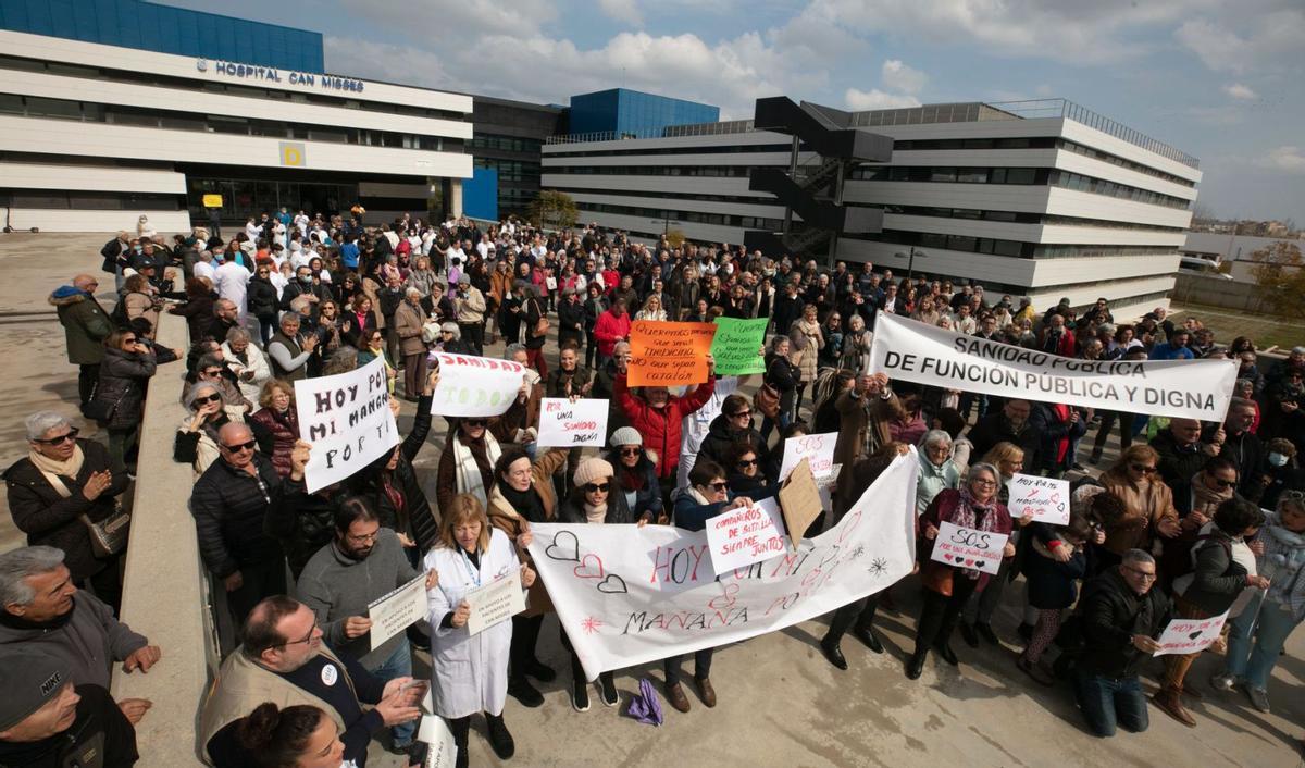 Manifestantes despliegan sus pancartas durante la protesta frente al edificio D del Hospital Can Misses. | VICENT MARÍ