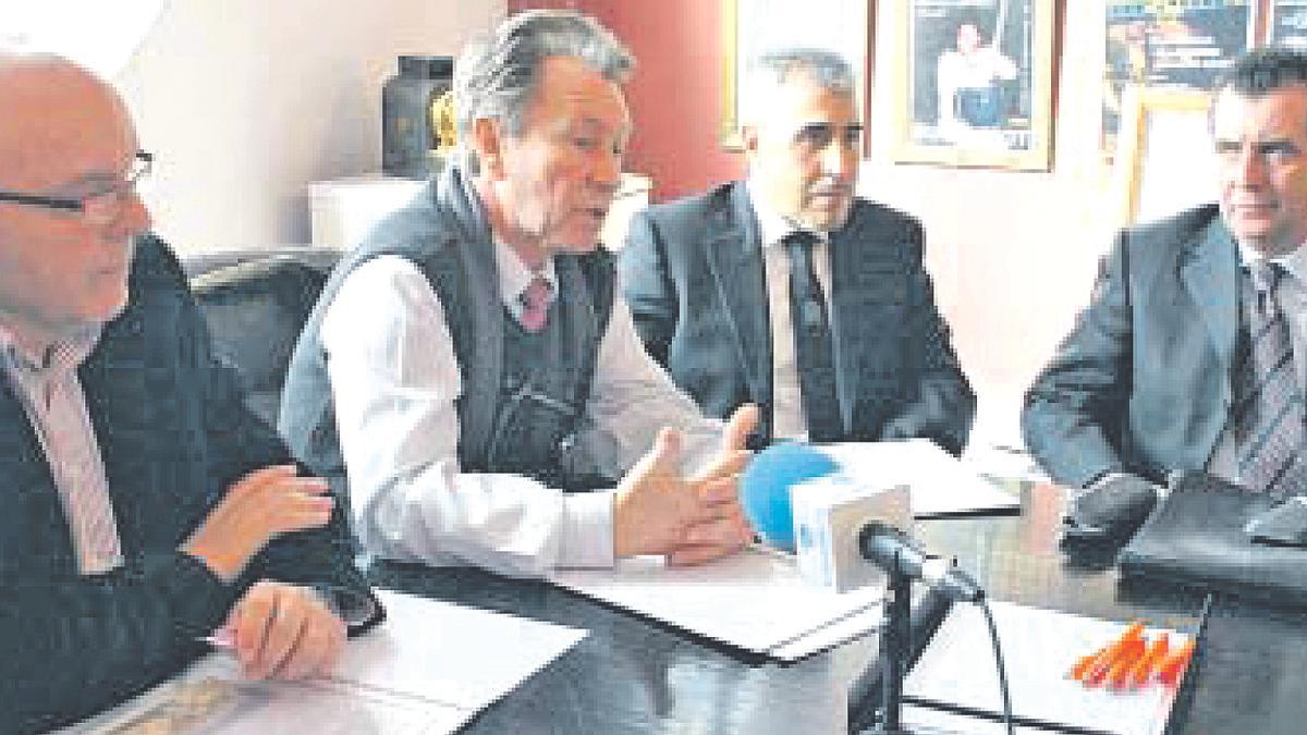 El concejal de Urbanismo, el alcalde de Burjassot, José Luis Andrés Chavarrías, el representante de Alcamuga y el empresario Jaime Febrer.