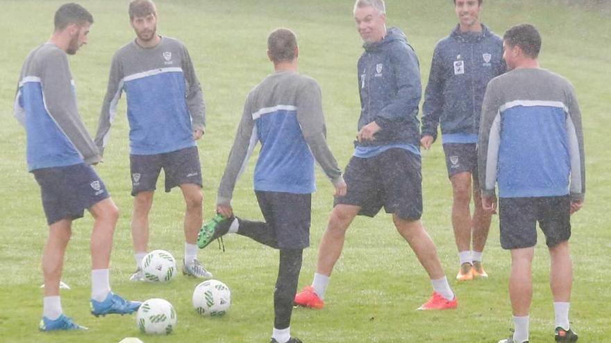 Boris, que vuelve al once del Marino, en el centro de la imagen durante un entrenamiento.