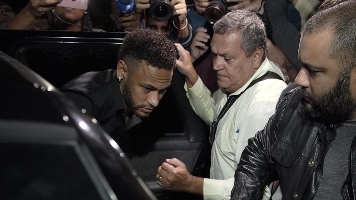 Llegada de Neymar a la comisaría de Río de Janeiro, el 6 de junio.