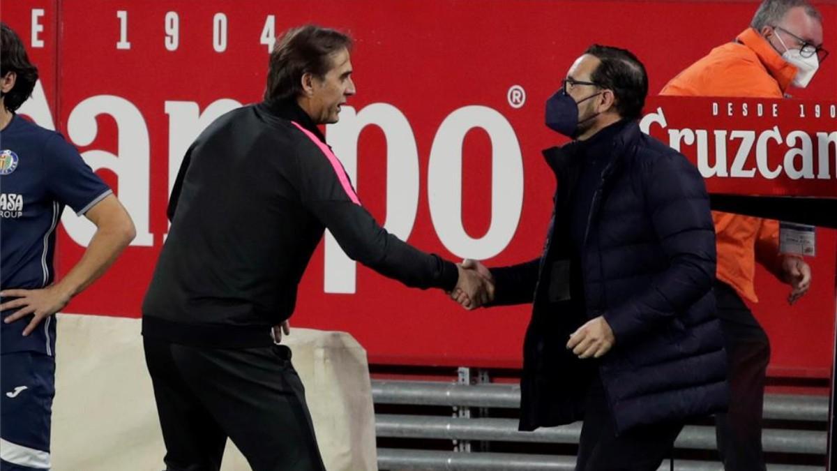 Lopetegui saluda a Bordalás tras finalizar el encuentro entre Sevilla y Getafe