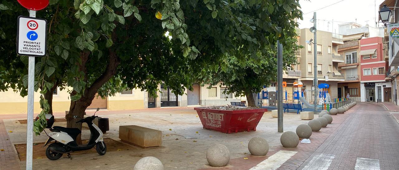 Señalización que limita la velocidad en la plaza Tres Moreres.