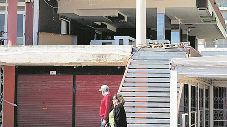 Retirados los primeros elementos para el derribo de Peñíscola Playa