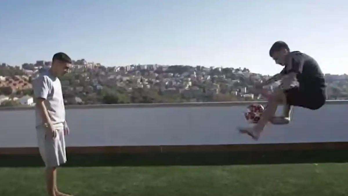 Pedri juega con su hermano desde la azotea, con las vistas a todo su entorno.