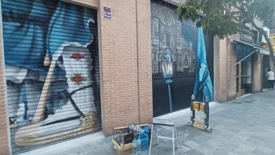 Un artista realiza un grafiti en la calle Sagasta de Murcia en honor al Cristo del Amparo