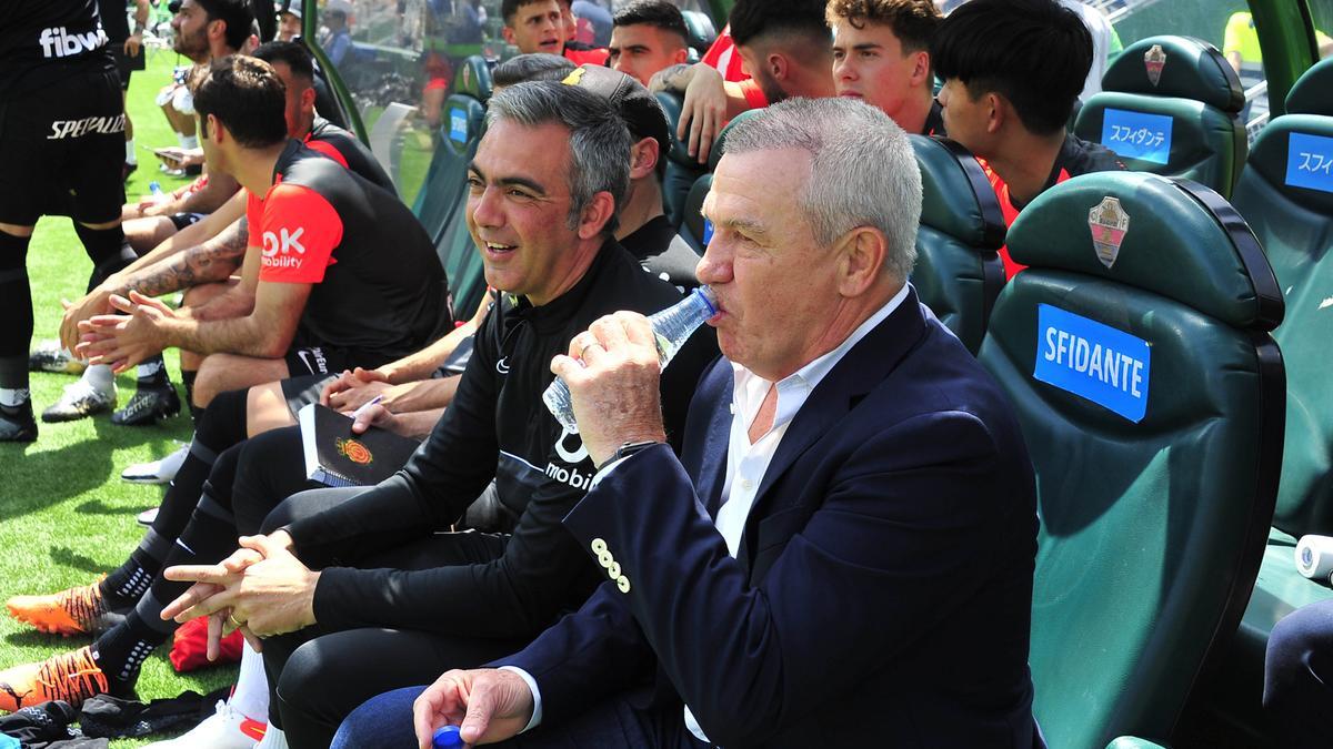 Javier Aguirre, junto a Toni Amor, bebe agua antes del partido entre el Elche y el Mallorca.