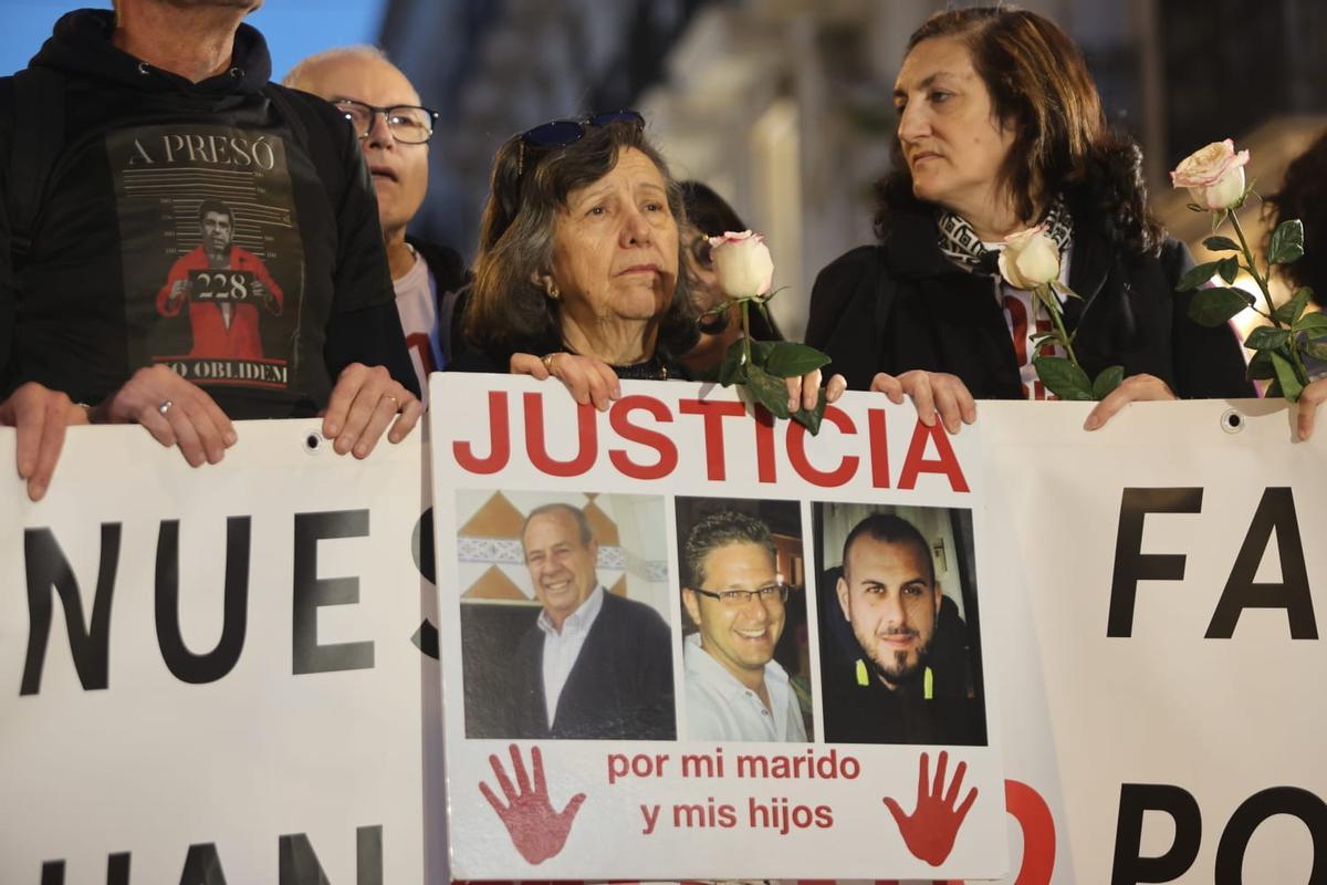 Decenas de valencianos se concentran frente a las Corts para pedir el enjuiciamiento de Mazón por su gestión de la dana