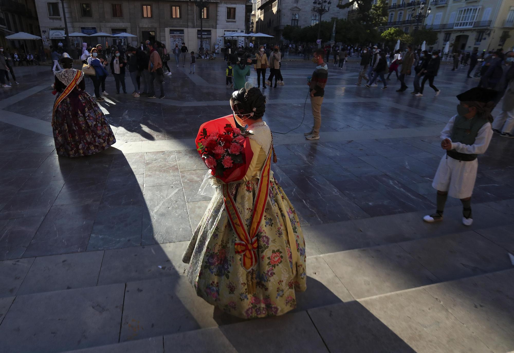 Flores de los falleros a la Virgen en el primer día de la "no ofrenda"