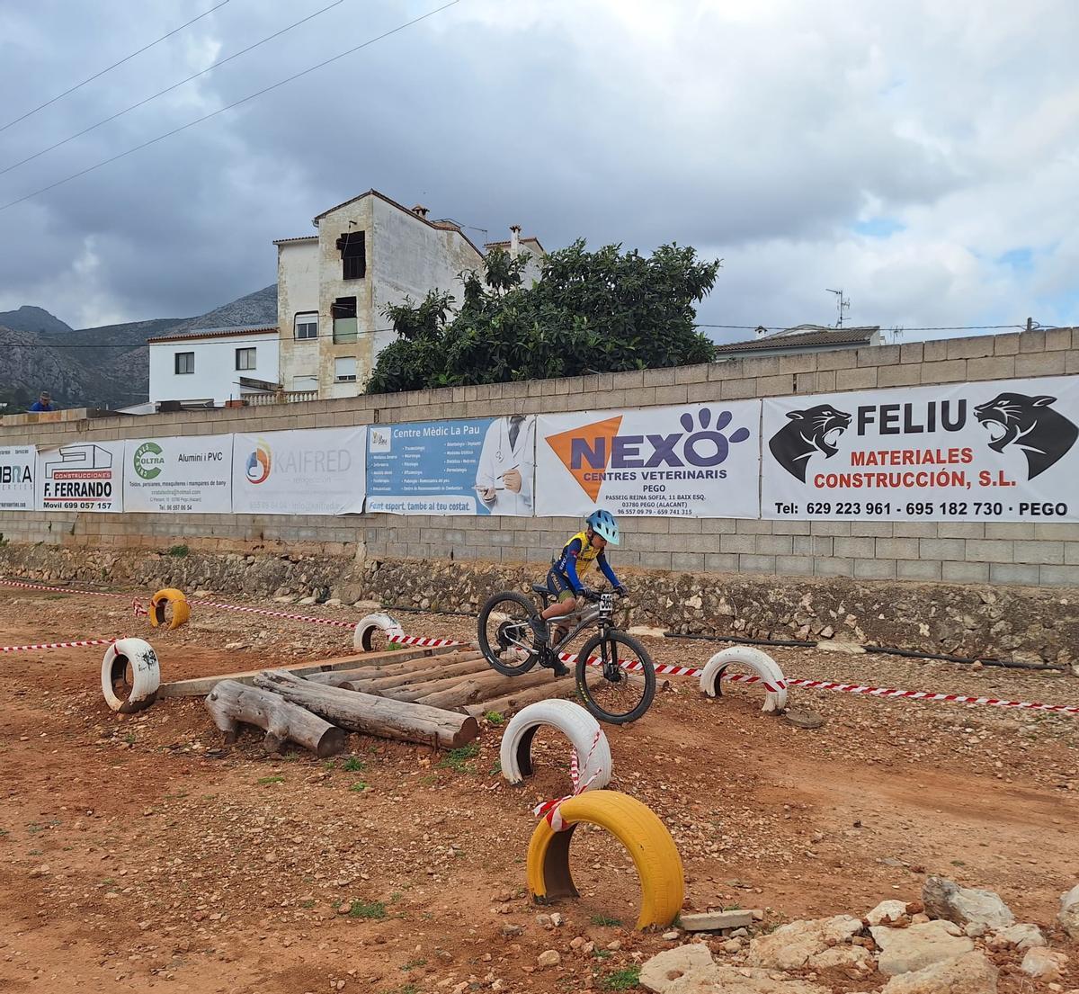Un ciclista de la Escola de BMX del club de Ontinyent en plena competición.