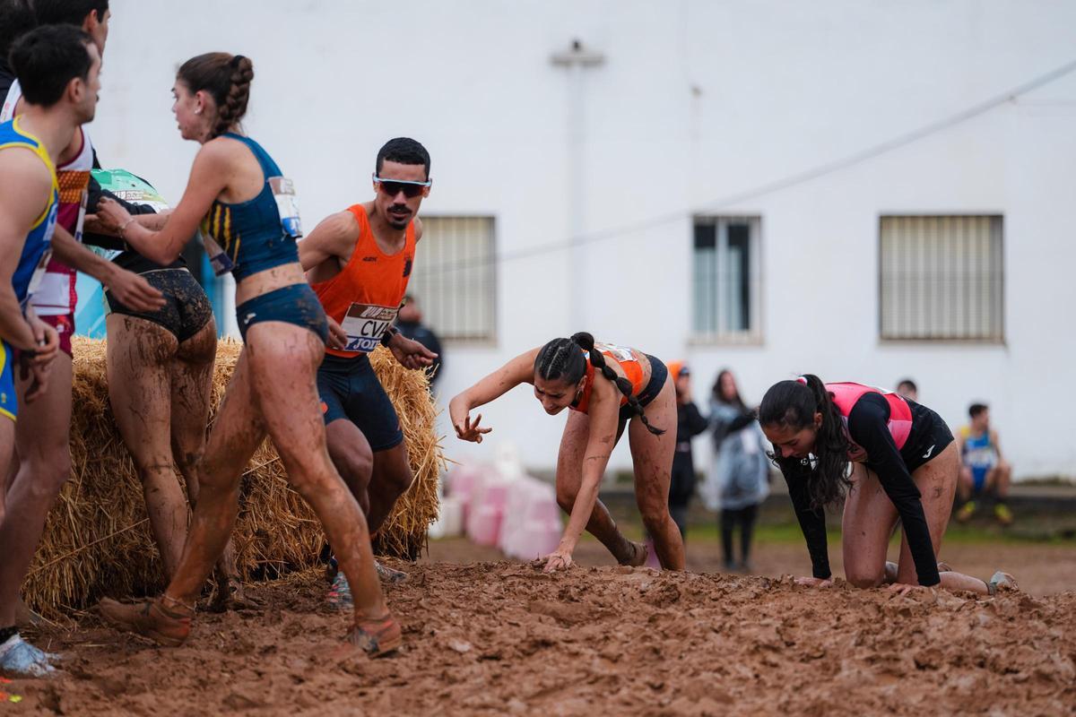 Moha Reda y Lucía Sillas, en el elevo mixto valenciano en Almodóvar del Río (Córdoba).