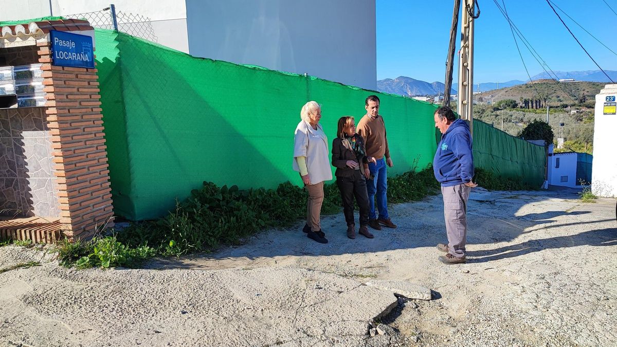 Begoña Medina, junto al concejal Rubén Viruel en Colmenarejo.