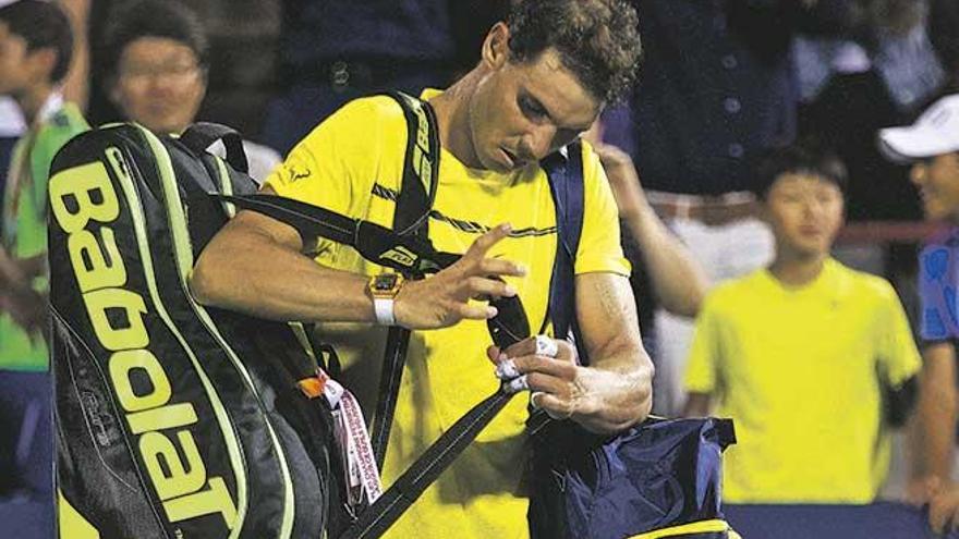 El mallorquín Rafel Nadal se retira de la pista tras perder el partido ante Denis Shapovalov en Montreal.