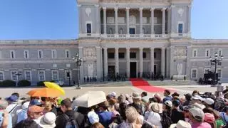 Devoción, calor y multitudes en la espera del Papa frente a la catedral de Madrid