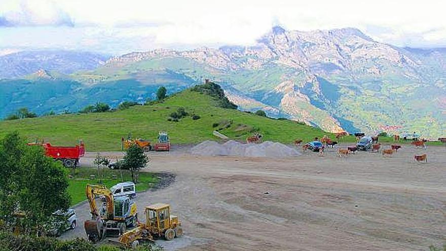 Las máquinas que trabajan en el acondicionamiento de Cotobello para el final de etapa de la Vuelta, aparcadas en el alto.