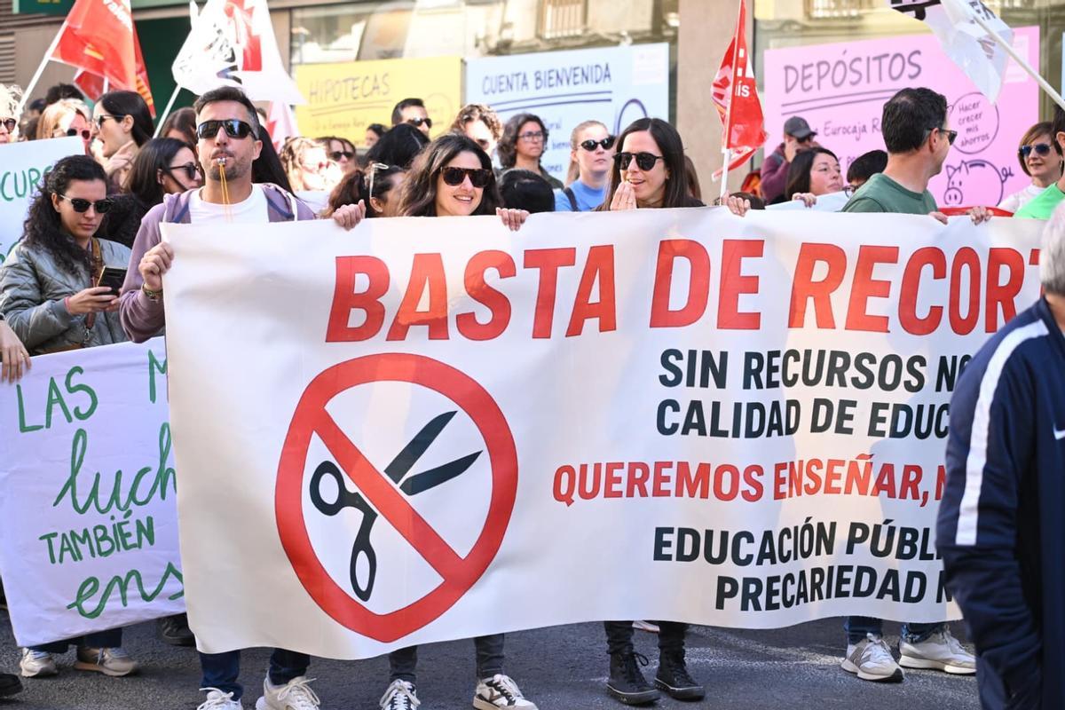 "Las maestras luchando también estamos enseñando", la educación pública se manifiesta en Elche