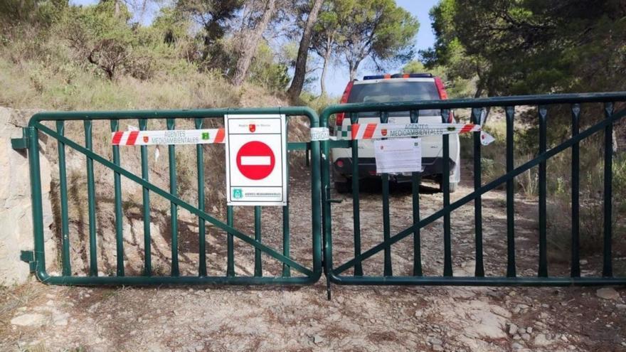 Acceso cerrado a un área natural, controlado por los agentes medioambientales.  | L.O.