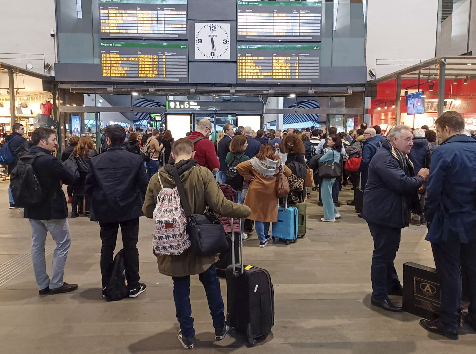 Los pasajeros esperan en la estación de Santa Justa, en Sevilla, debido al retraso que hay en la Línea de Alta Velocidad (AVE).