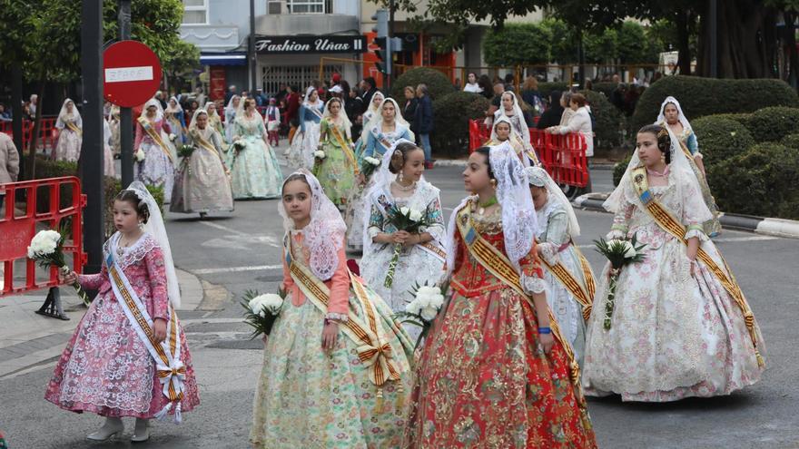 Torrent y Paterna visten con un manto blanco y rojo a la Geperudeta en la ofrenda