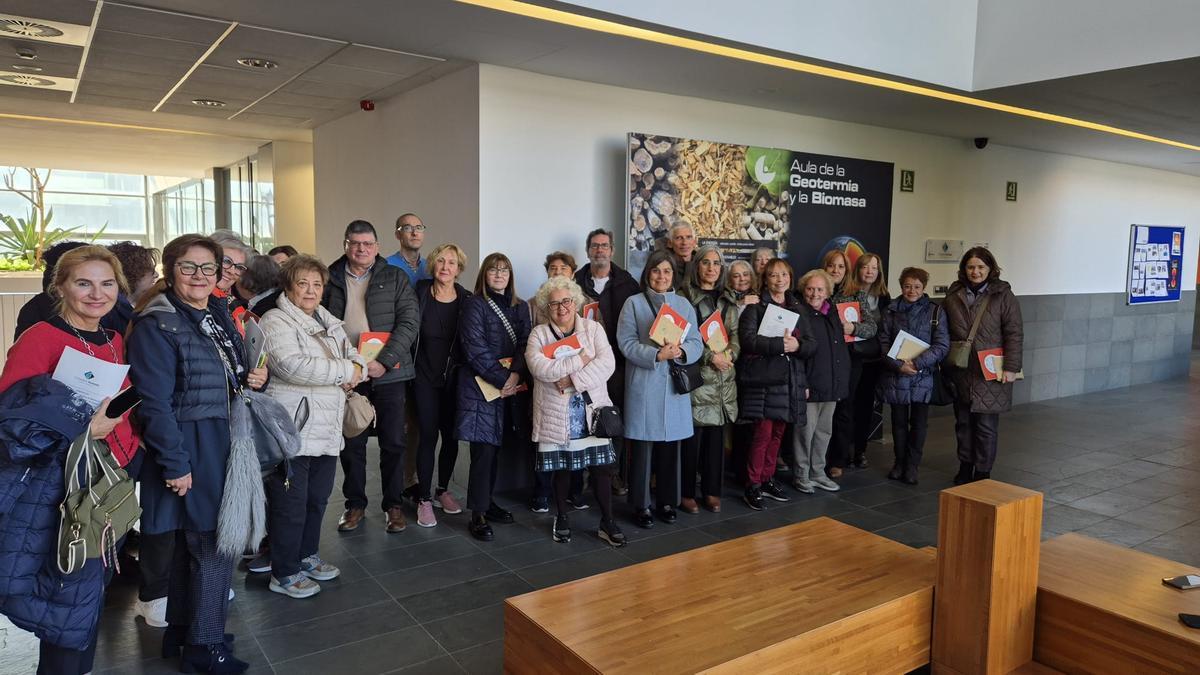 Alumnos del programa para mayores del campus de Mieres, durante la visita al aula de geotermia.