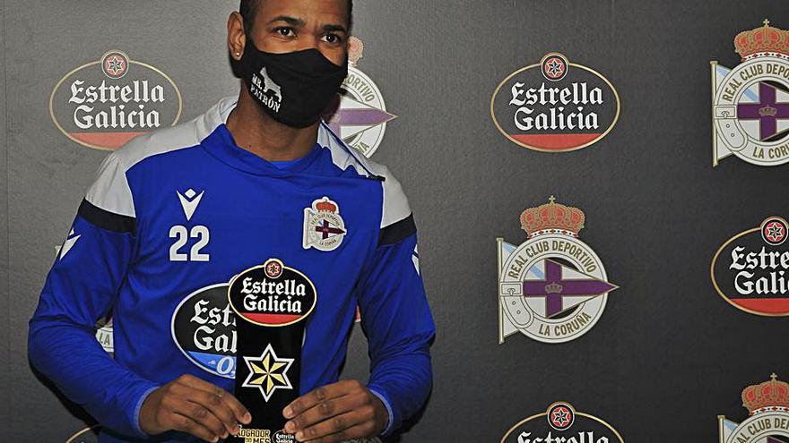 Diego Rolan, con el premio Estrella Galicia de diciembre. |  // LO