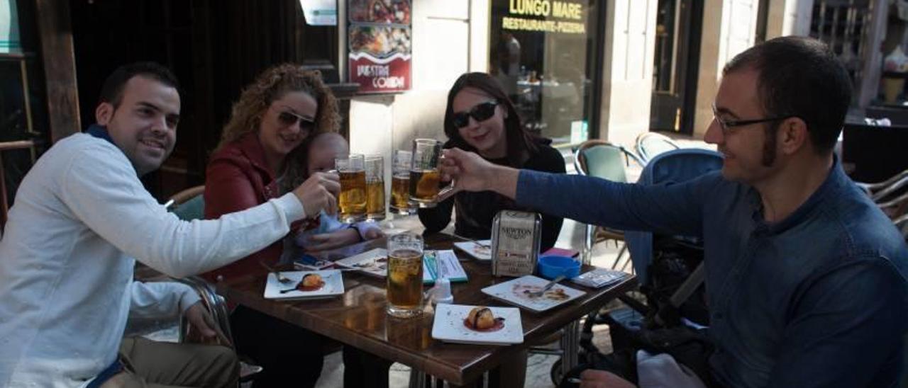 El primer fin de semana del concurso de tapas activa la hostelería en la ciudad.