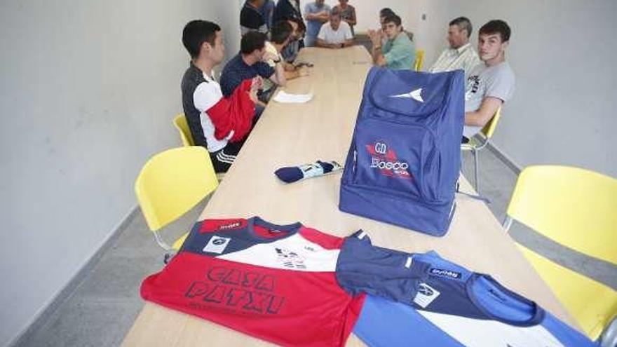 La nueva equipación del Bosco, en la reunión de entrenadores.