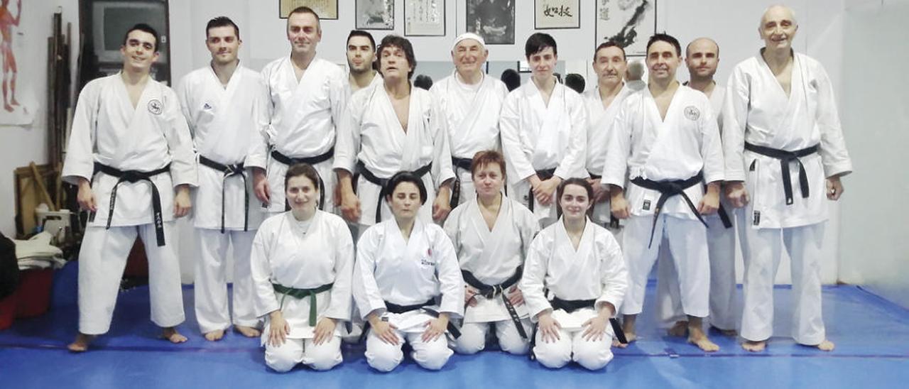 Sus compañeros en el Club Shotokan. FdV