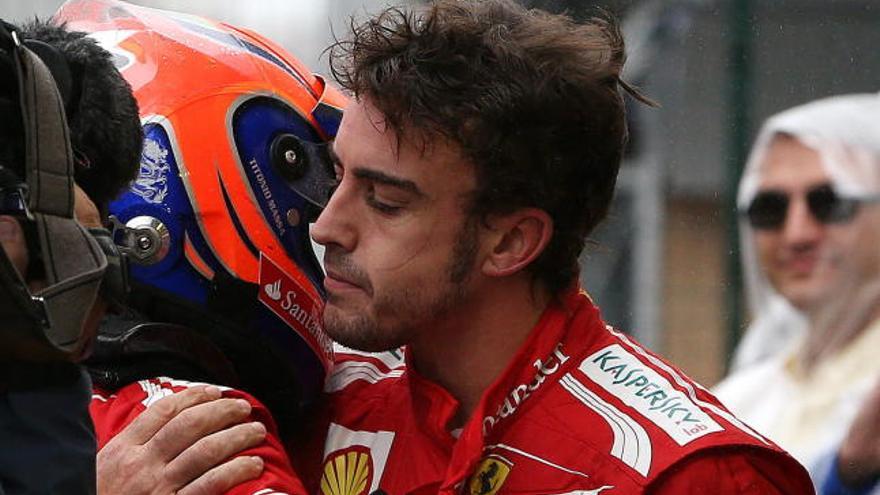 Fernando Alonso abraza a su compañero de equipo, el brasileño Felipe Massa, tras la carrera.