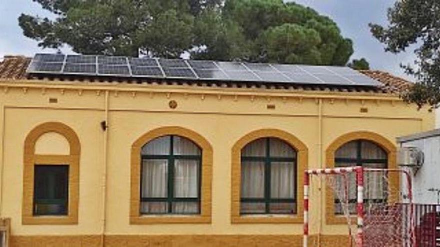 Avinyonet de Puigventós posa plaques a la teulada de l&#039;escola